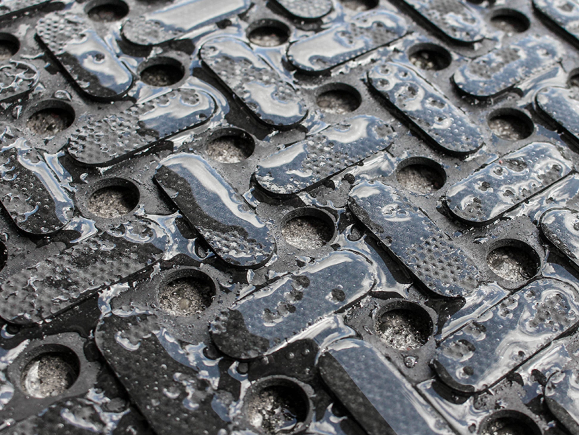 Detailaufnahme der Gummimatte Pro Water mit nasser Oberfläche