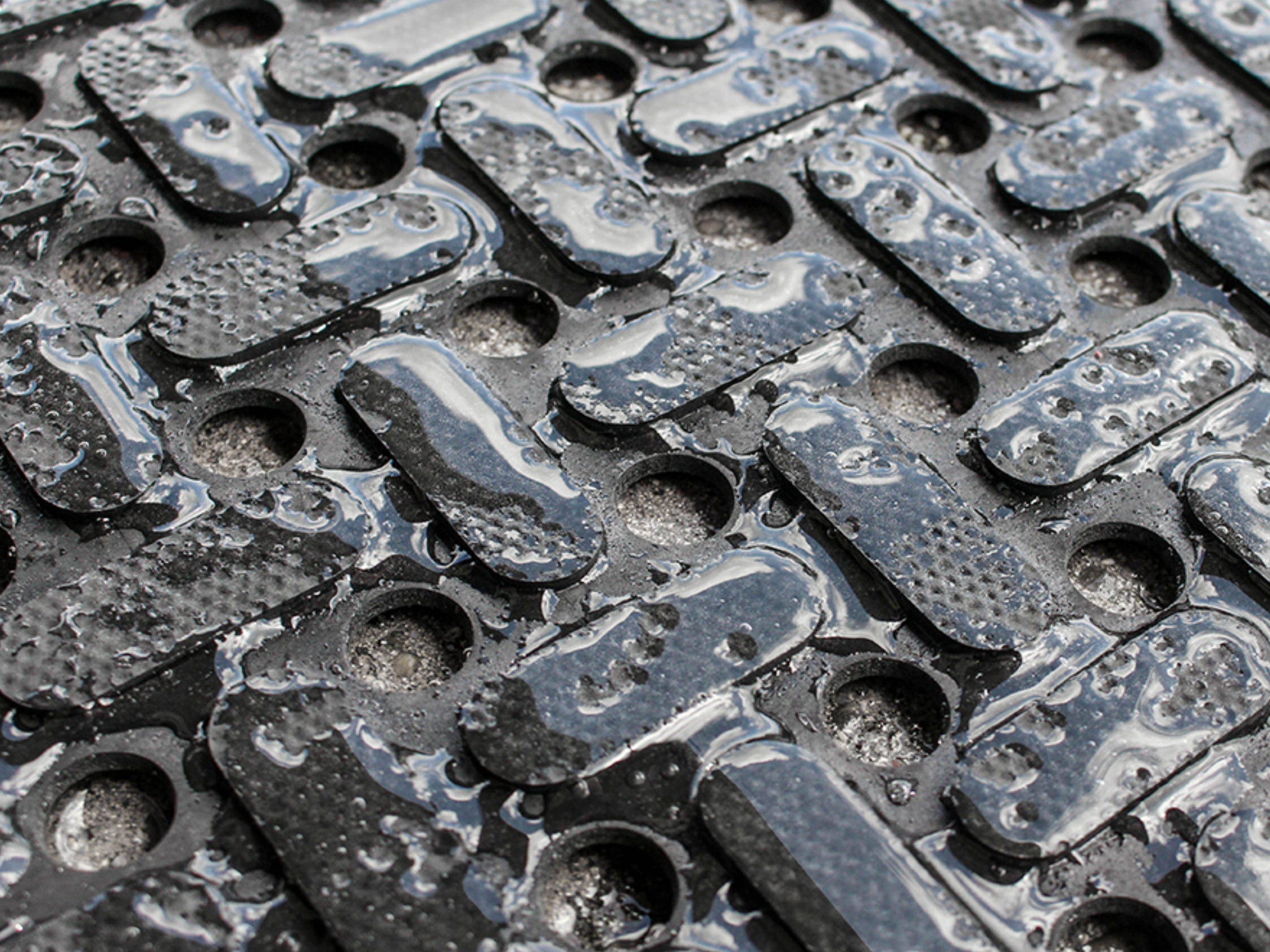 Detailaufnahme der Gummimatte Pro Water mit nasser Oberfläche