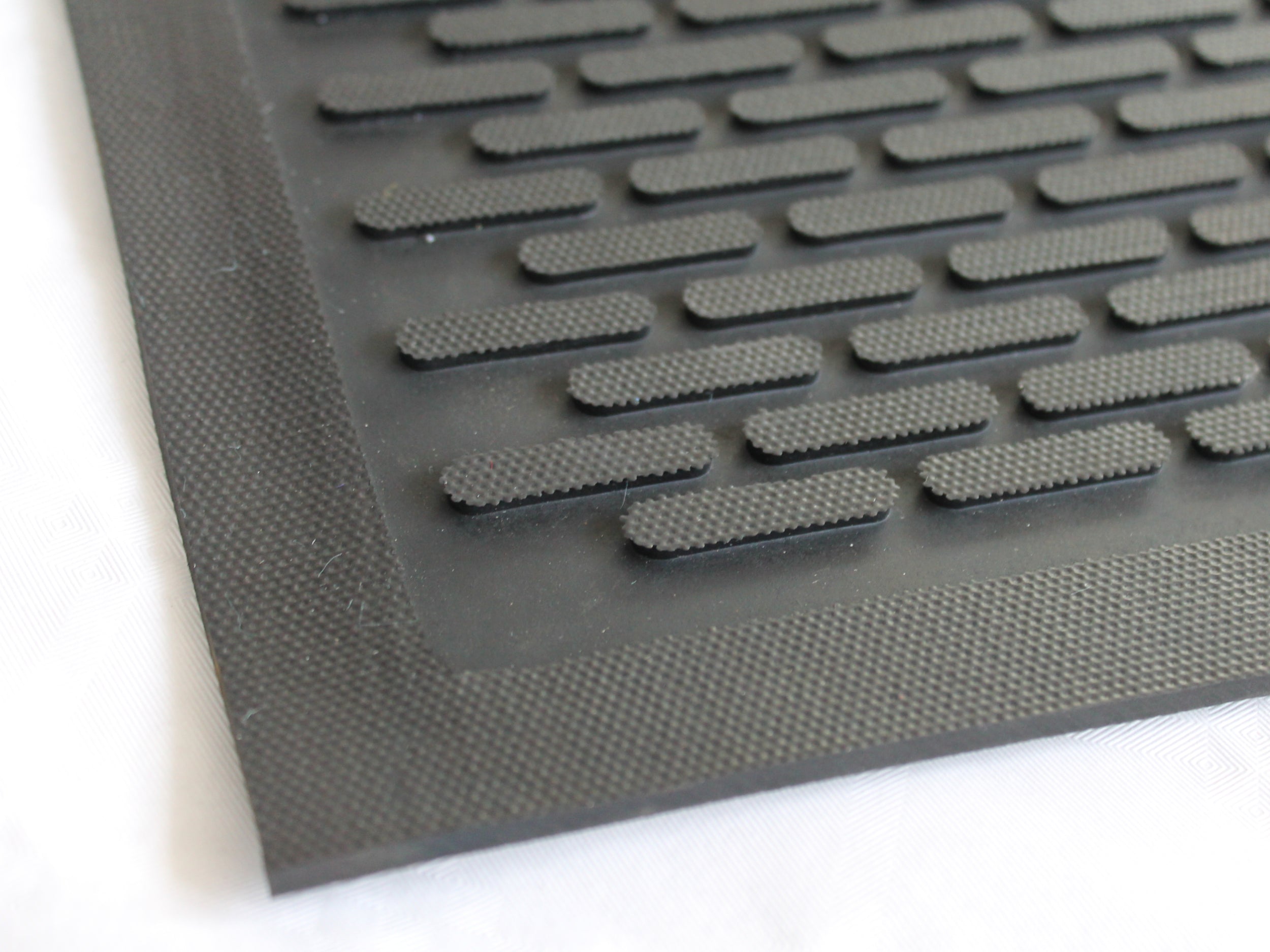 Nahaufnahme der Arbeitsplatzmatte Pro Work aus Gummi mit Rippenmuster