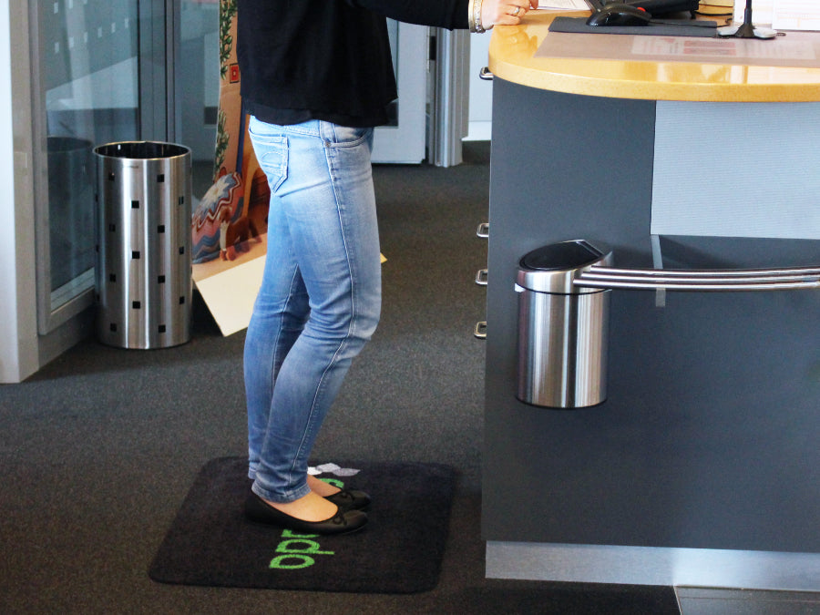 Steharbeitsplatz mit Arbeitsplatzmatte vor Stehult