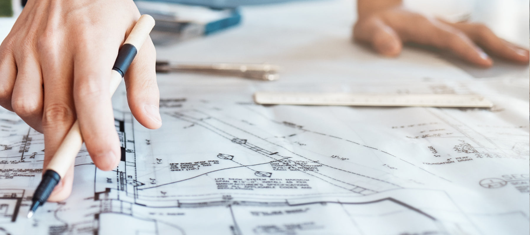 Detailaufnahme eines Architekten der einen Bauplan überprüft