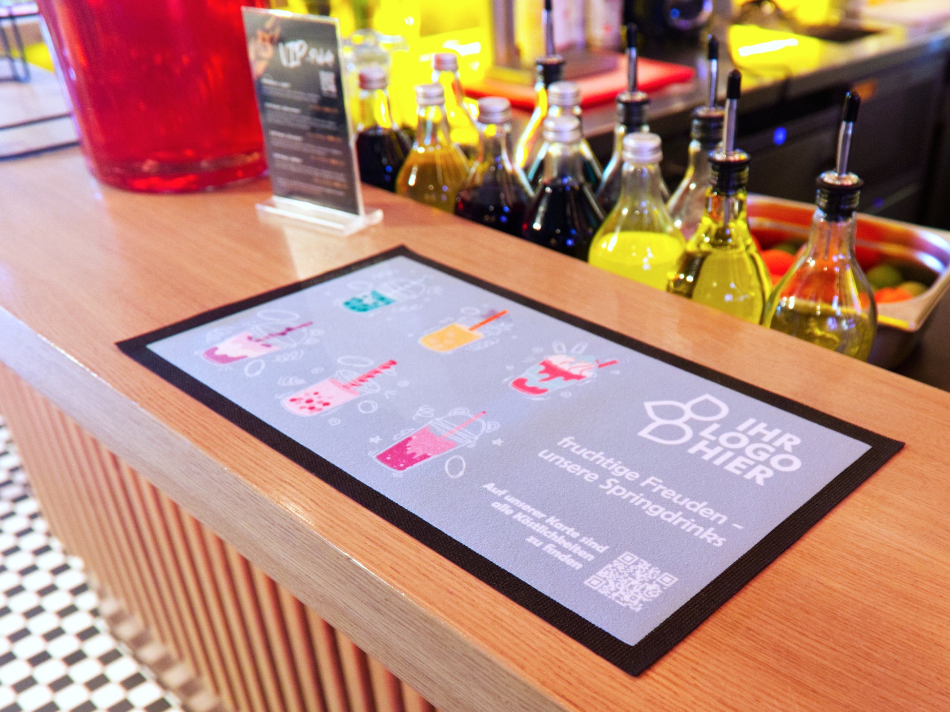 Barmatte mit Getränkeinspirationen und einer Speisekarte via QR Code liegt auf dem Tresen