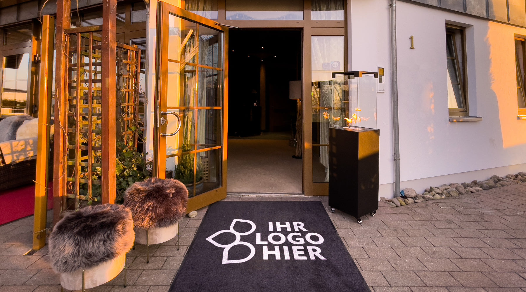 Bedruckte Fußmatte mit Log vor Hoteleingang