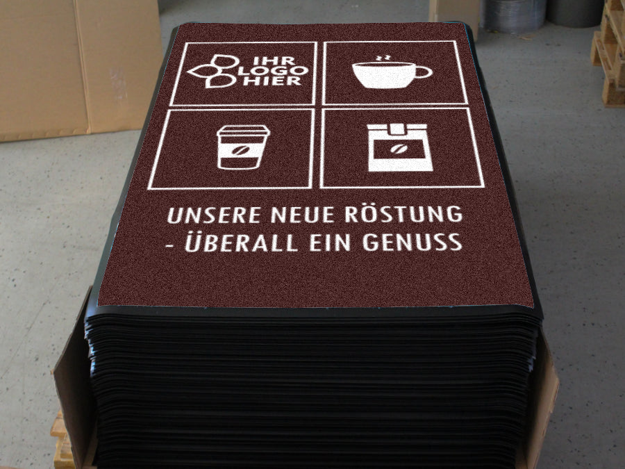 Fußmatten mit Aufdruck gestapelt im Lager