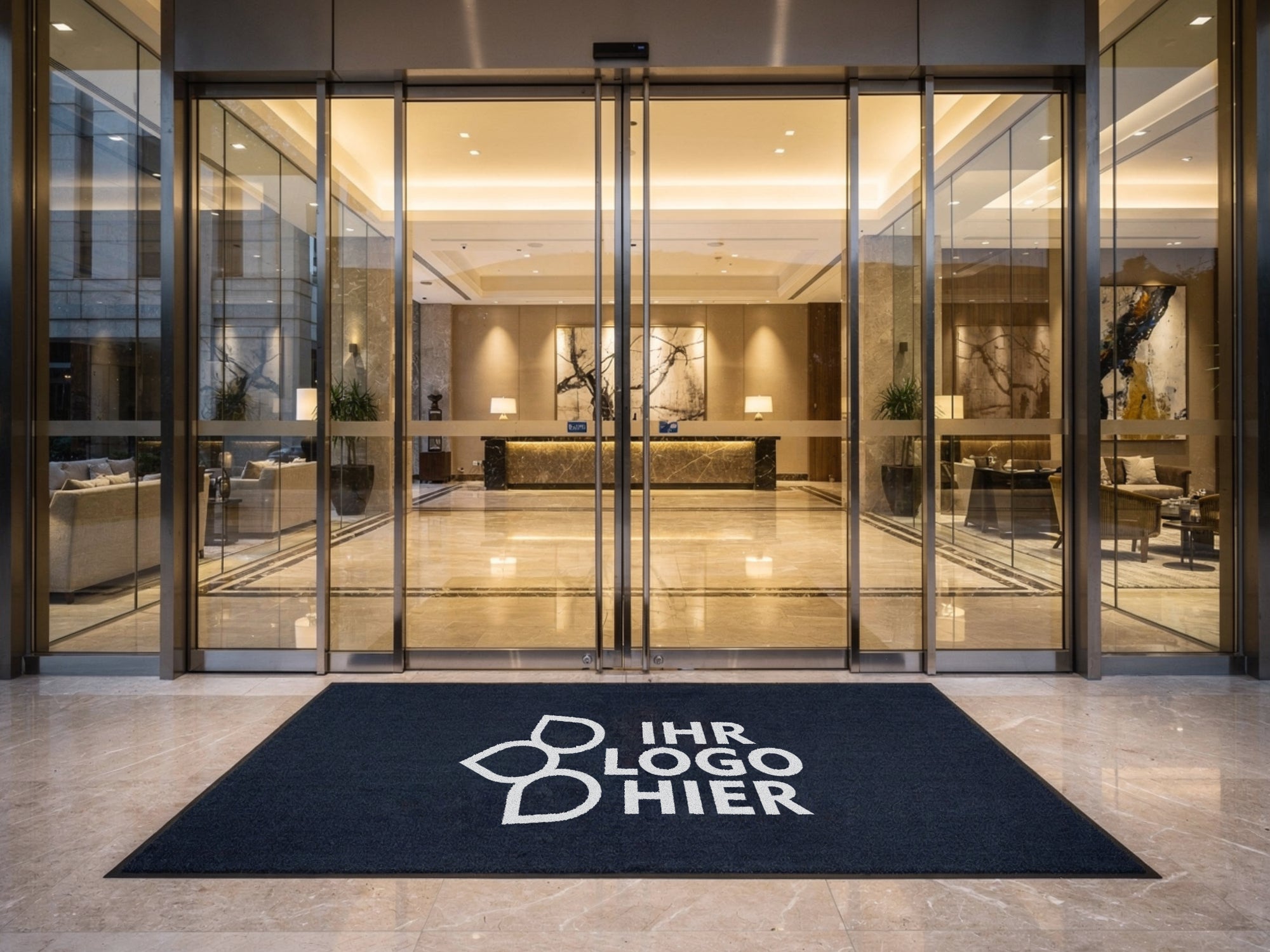 Bedruckte Fußmatte mit dem Aufdruck IHR LOGO HIER, im EIngangsbereich eines Hotels