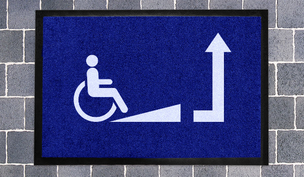 Bedruckte Fußmatte als Wegweiser für Rollstuhlfahrer