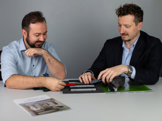 Mitarbeiter beraten ein Produkt