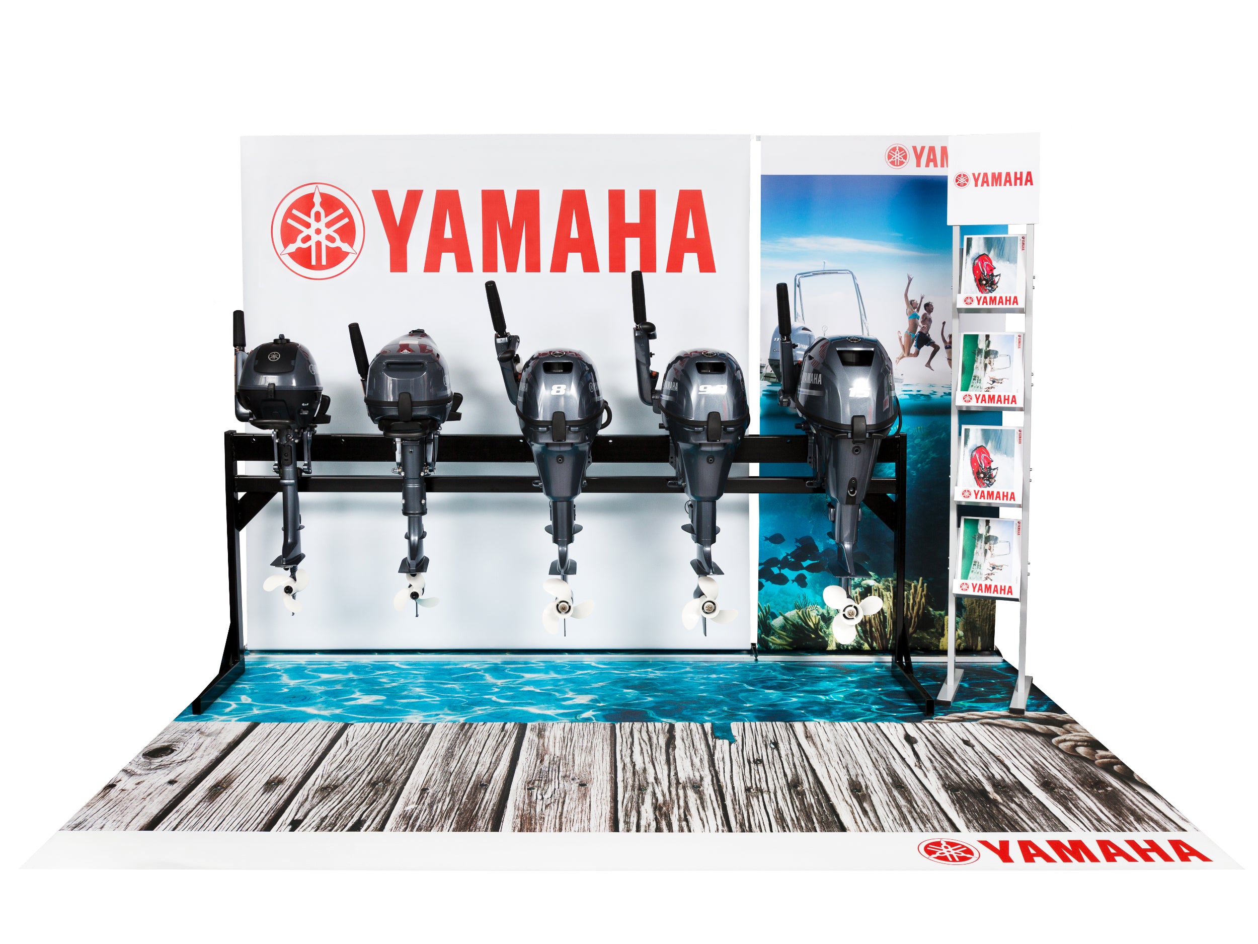Bedruckter 3D Bodenbelag mit Motiv eines Holzstegs, Wassers und Yamaha Logos – Bootsmotoren und Werbematerialien sind ausgestellt