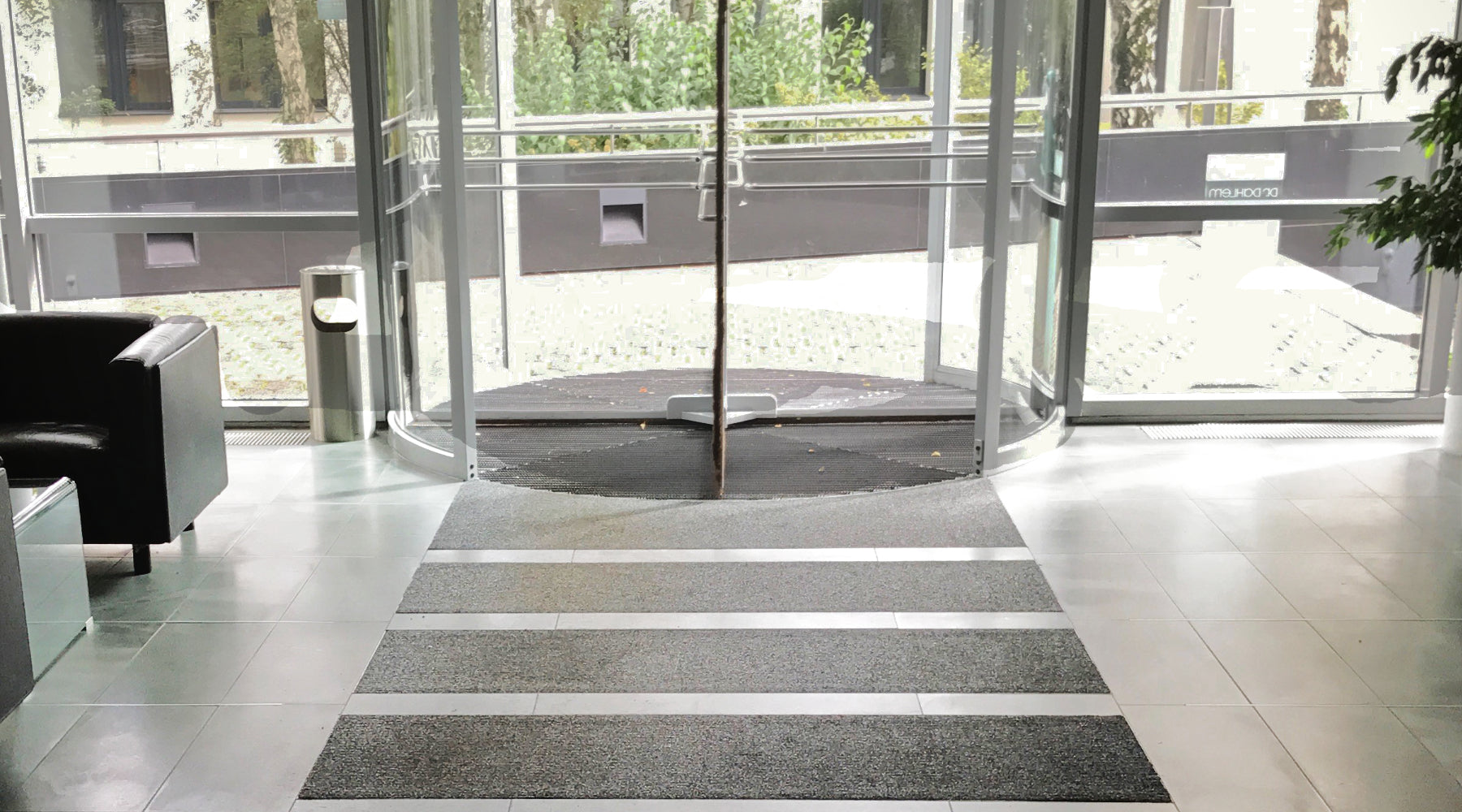 Eingangsmatten im Eingangsbereich eines Ingenieurbüro