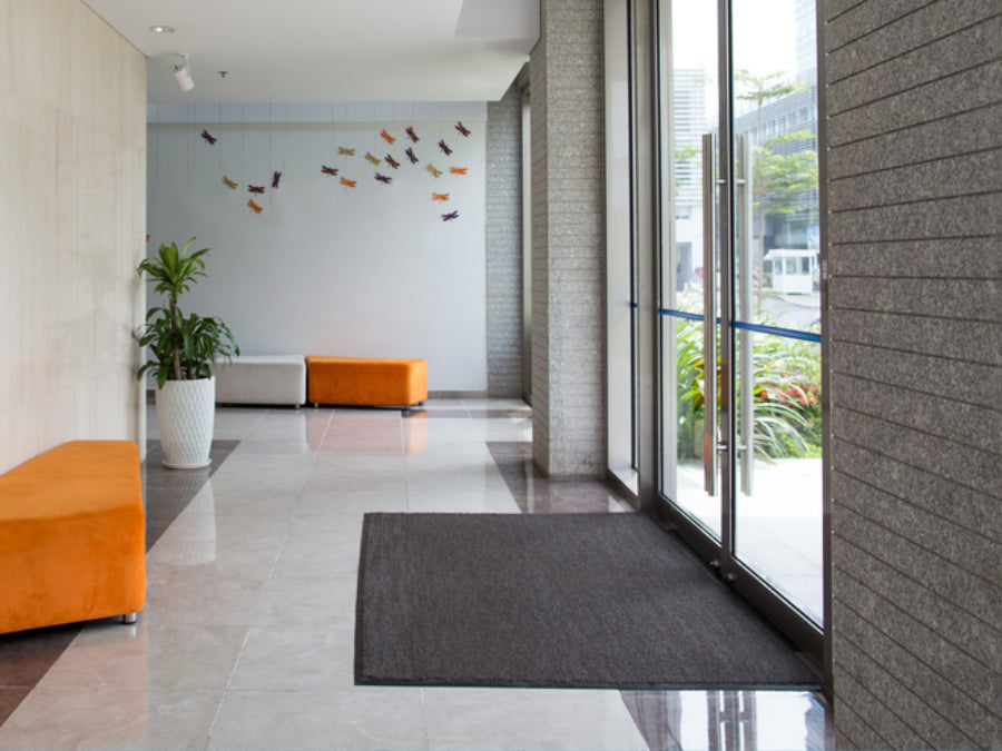 Sauberlaufmatte in einem hellen und freundlichen Eingangsbereich