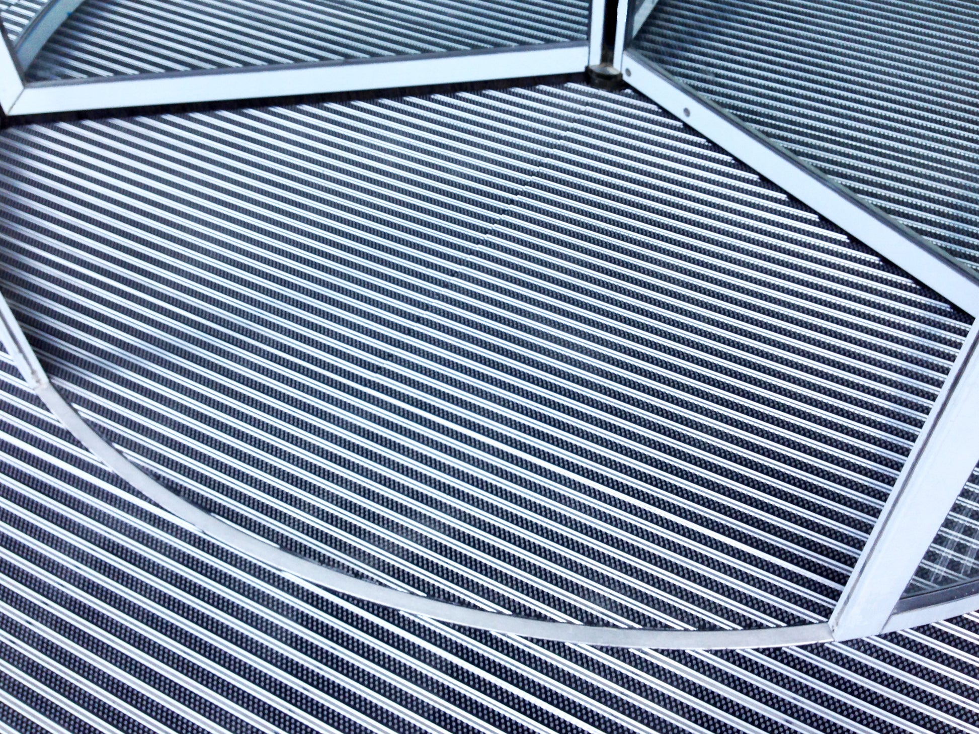 Fußabtreter aus Aluminium in rund in Drehtür mit Randabdeckung aus Edelstahl
