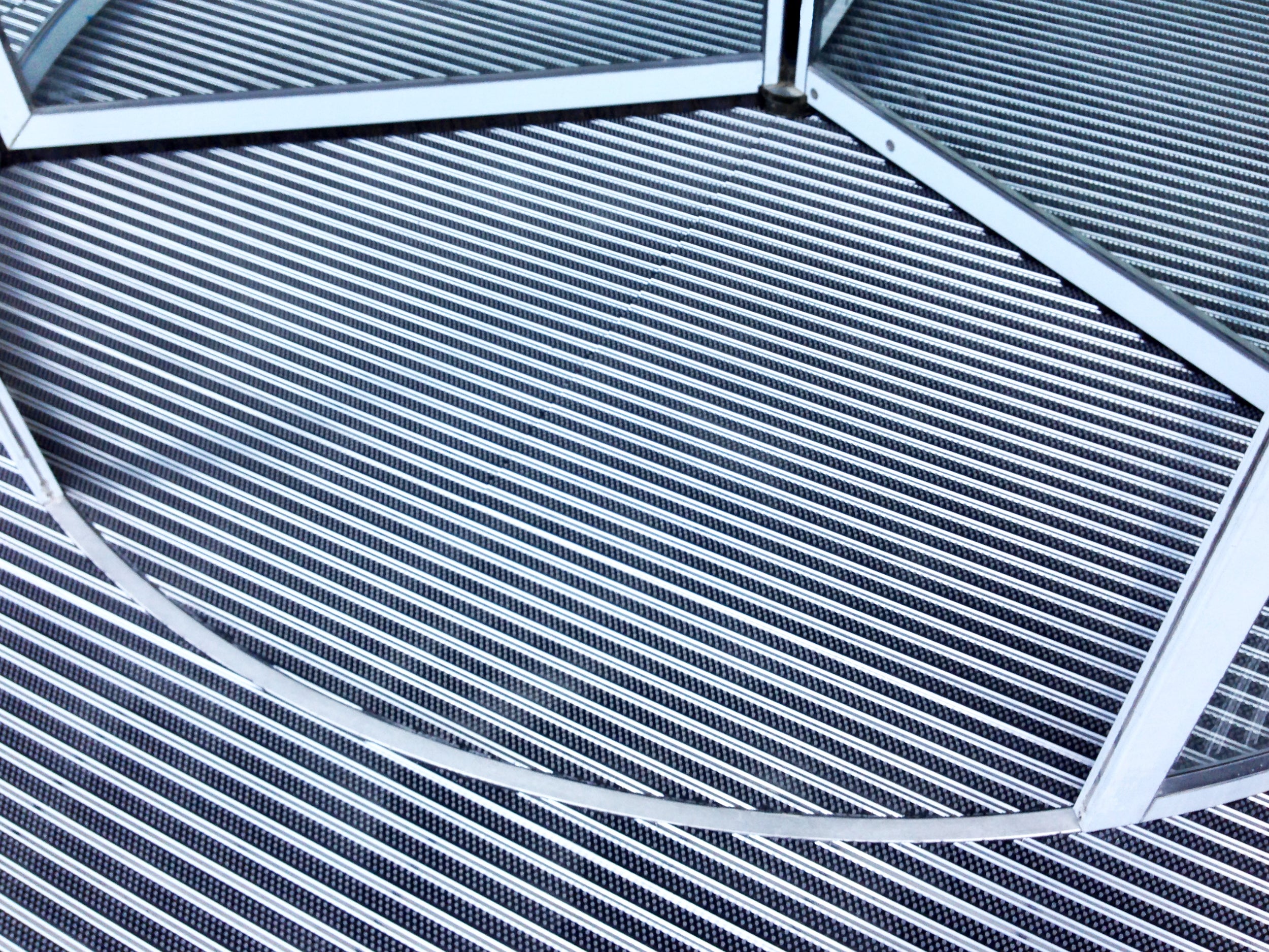Fußabtreter aus Aluminium in rund in Drehtür mit Randabdeckung aus Edelstahl