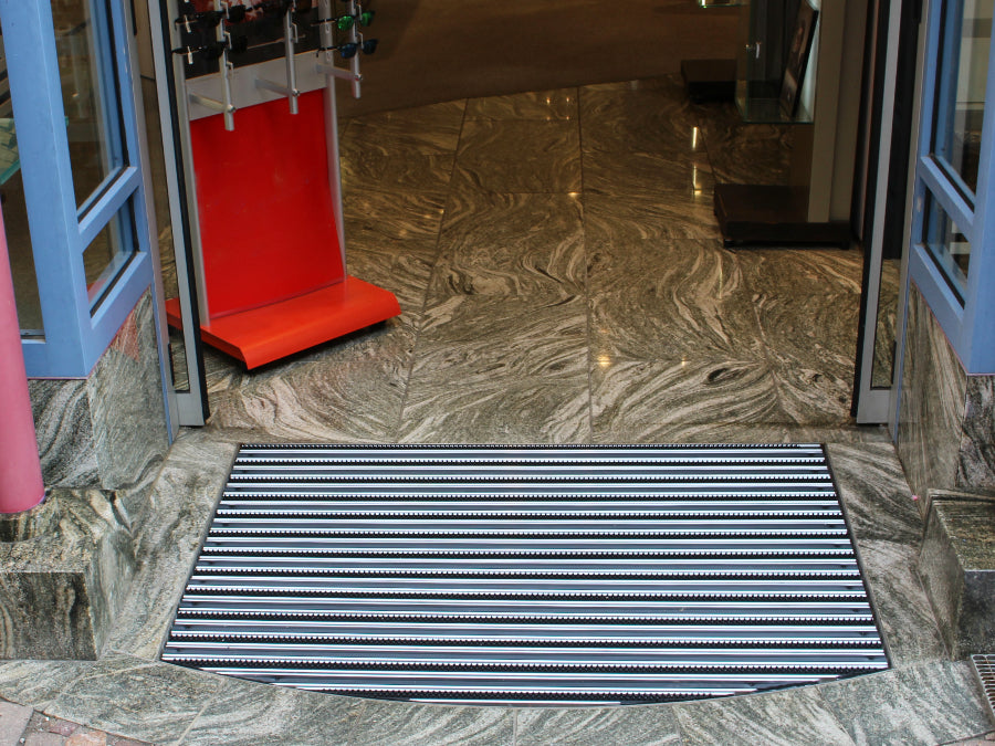 Eingangsmattensystem eingelassen im Eingangsbereich eines Optikers