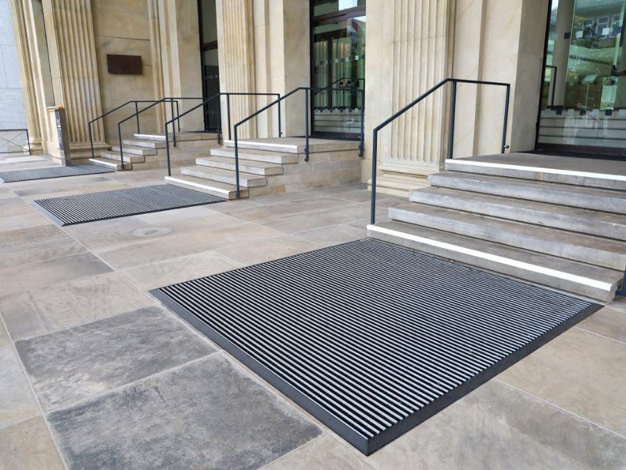 Eingagnbsmatte mit Anlaufprofil im Außenbereich