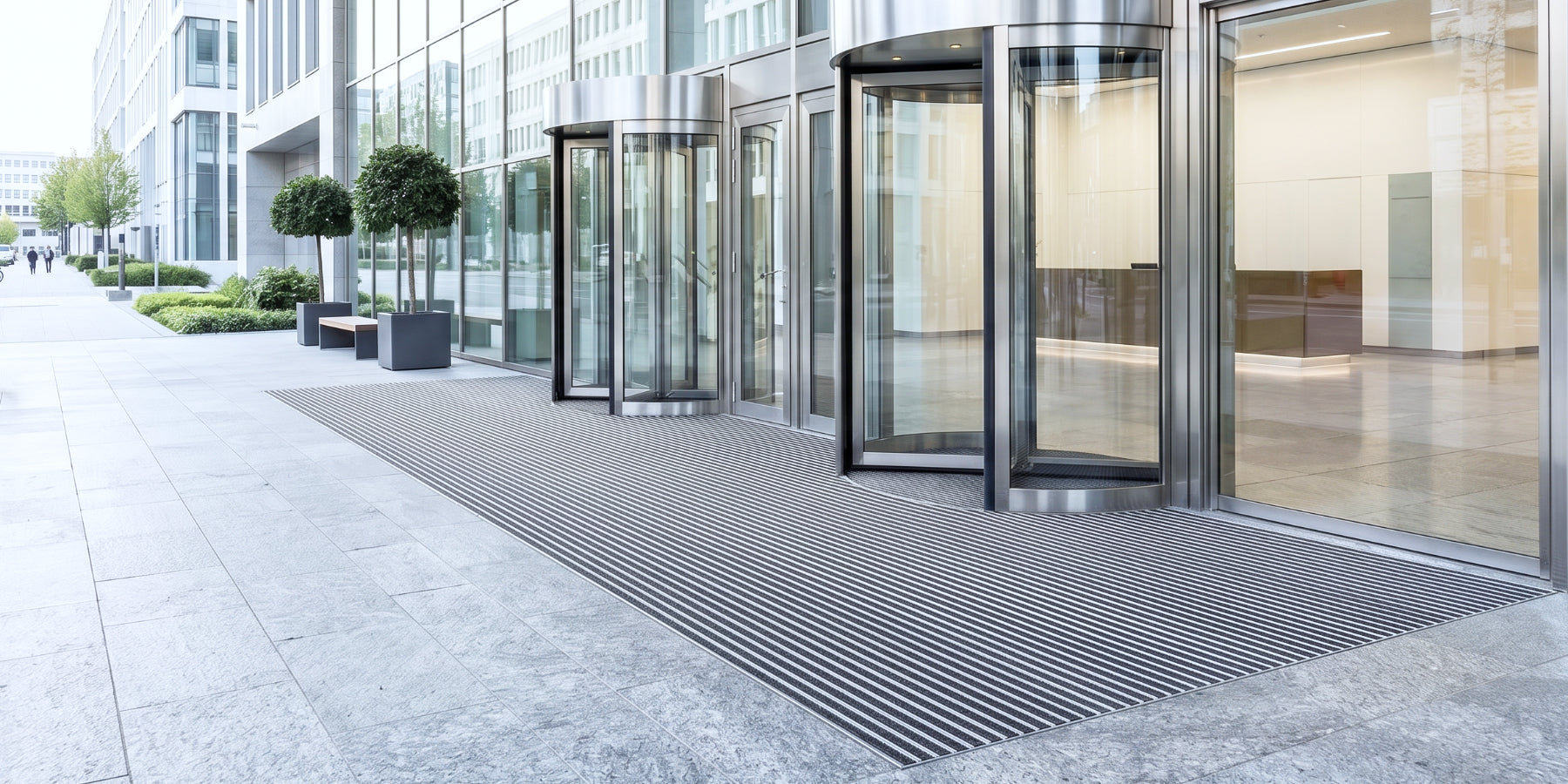 eingelassene Eingangsmatte im Außenbereich mit Rolltüren