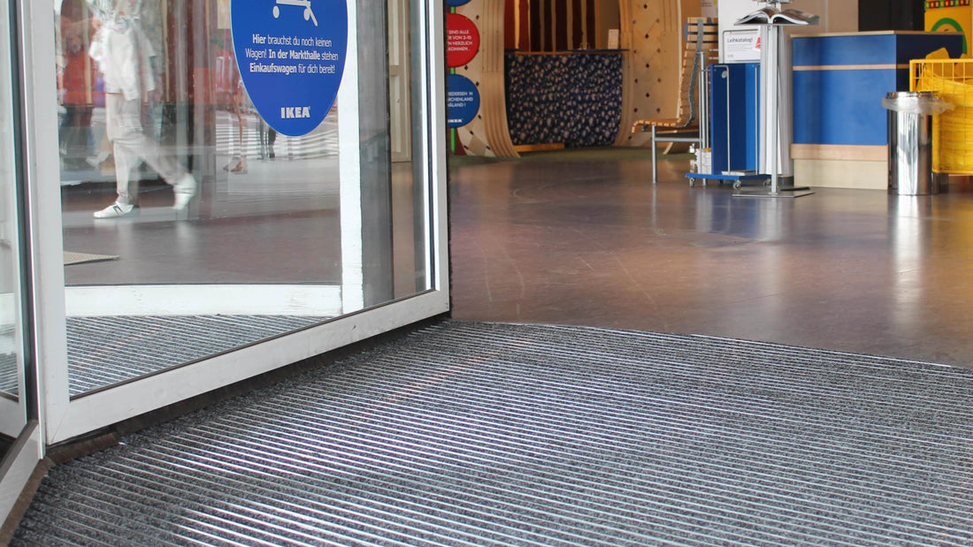 Eingangsmatte eingelassen in einer Drehtür