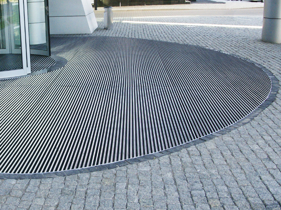 Eingelassene Eingangsmatte im Außenbereichvor einem Bürogebäude