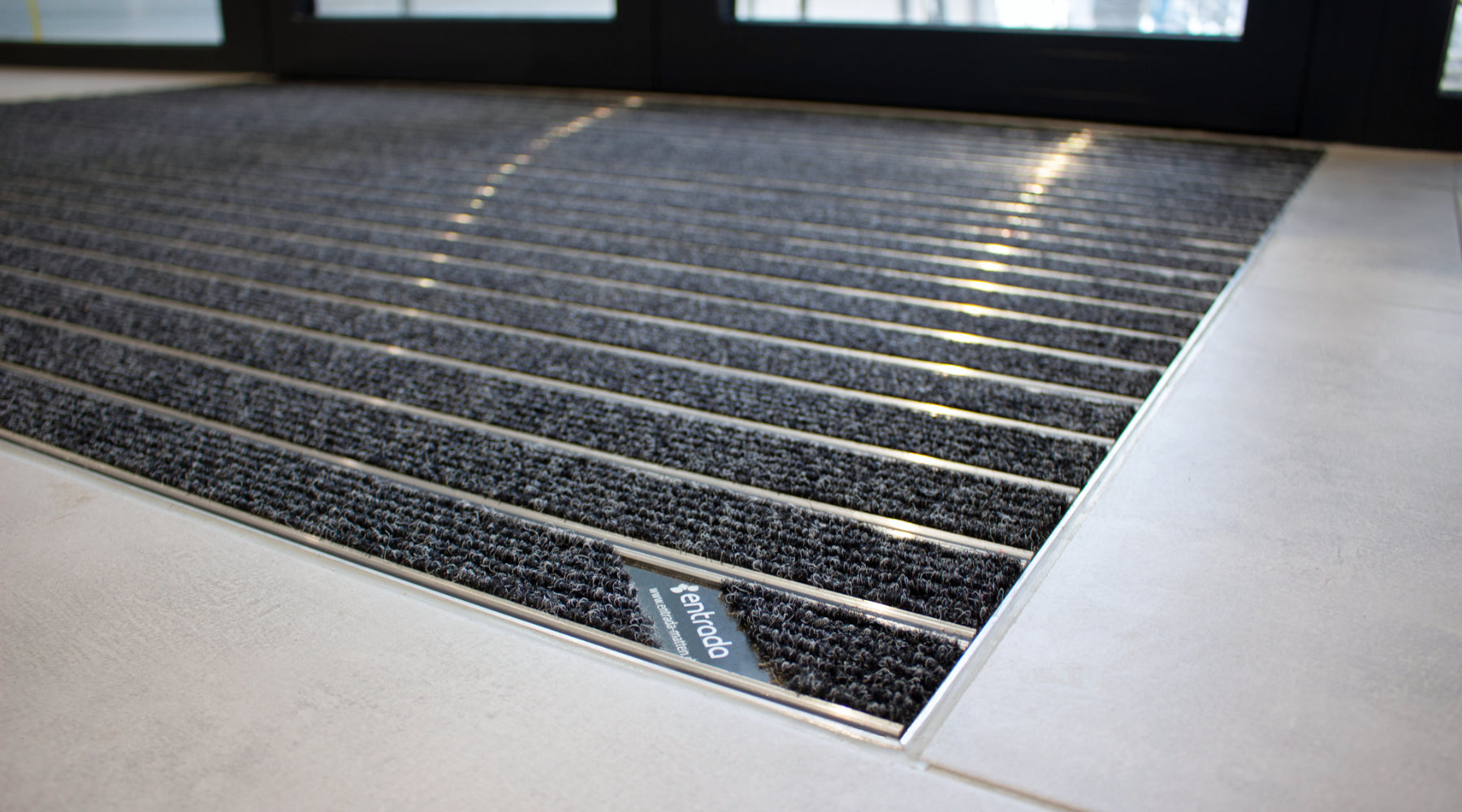 Eingangsmatte in Bodenvertiefung mit entrada Logo