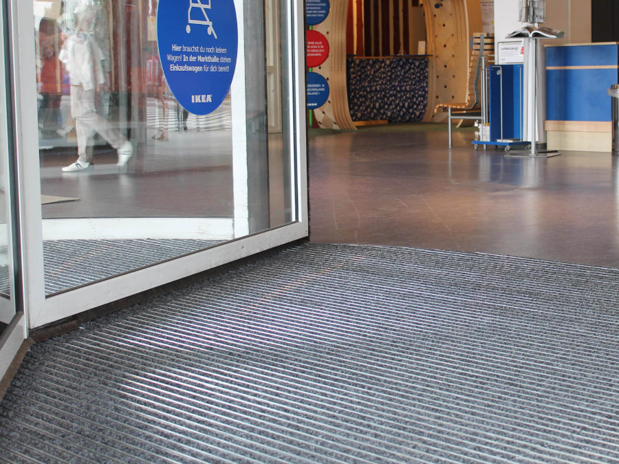 Eingelassene Eingangsmatte im Möbelfachgeschäft