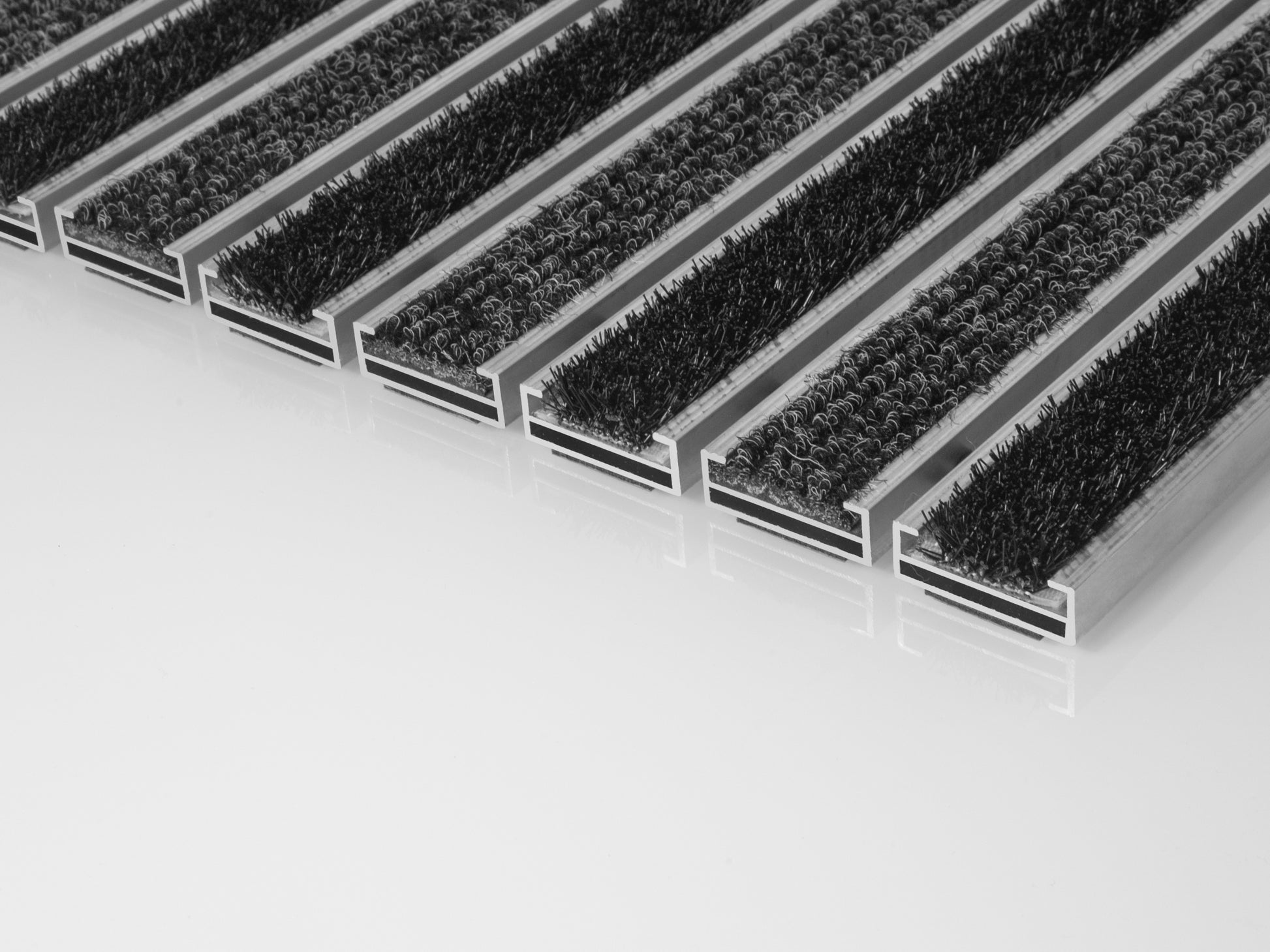 Aluminium Eingangsmatte in Fliesenstärke mit Bürste und Rips in Anthrazit