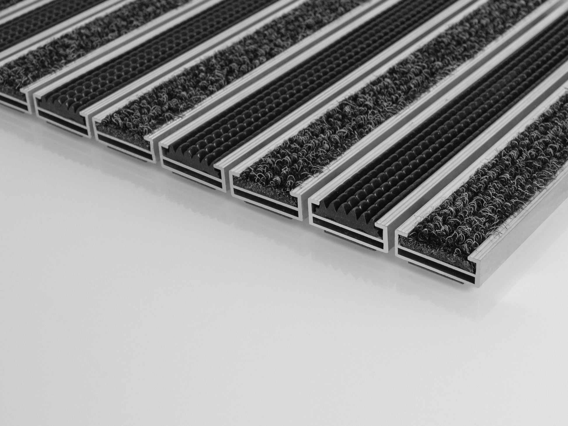 Aluprofilmatte in Fliesenstärke im Anschnitt mit Rips- und Gummieinlage