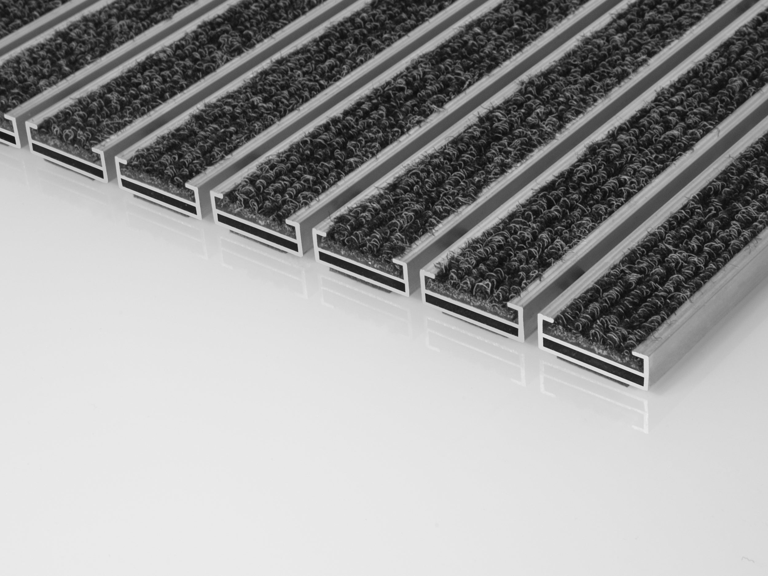 Eingangsmatte aus Aluminium in Fließenhöhe mit Rips
