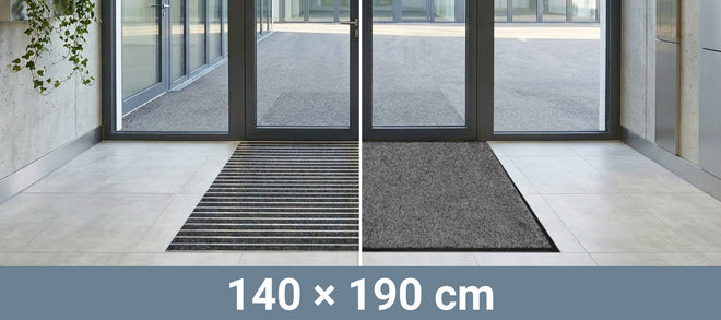 Eingangsmatte vor einer Glastür, halb Aluprofilmatte und halb Sauberlaufmatte, Text am unteren Bildrand: 140 x 190 cm.