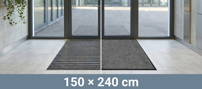 Eingangsmatte vor einer Glastür, halb Aluprofilmatte und halb Sauberlaufmatte, Text am unteren Bildrand: 150 x 240 cm.