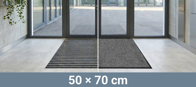Eingangsmatte vor einer Glastür, halb Aluprofilmatte und halb Sauberlaufmatte, Text am unteren Bildrand: 50 x 70 cm.