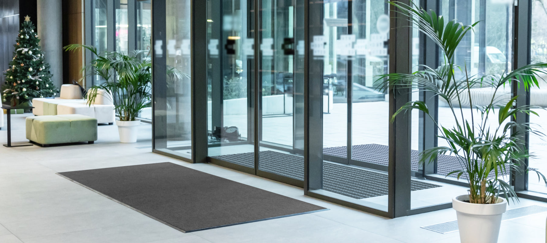 Eingangsbereich eines Gebäides mit Glasfront und Sauberlaufzone