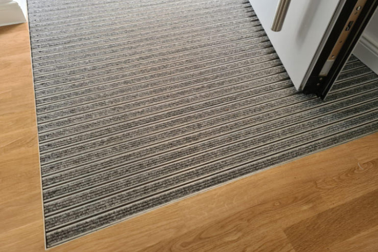 Eingelassene Eingangsmatte im Innenbereich eines Eingangs