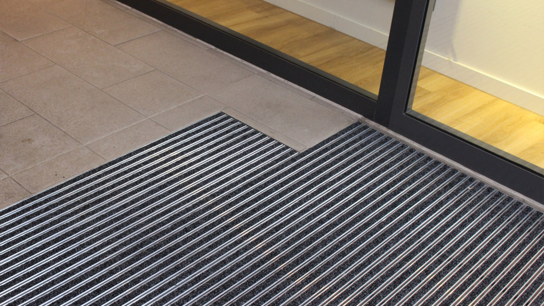 Eingangsmatte eingelassen mit Eckausschnitt