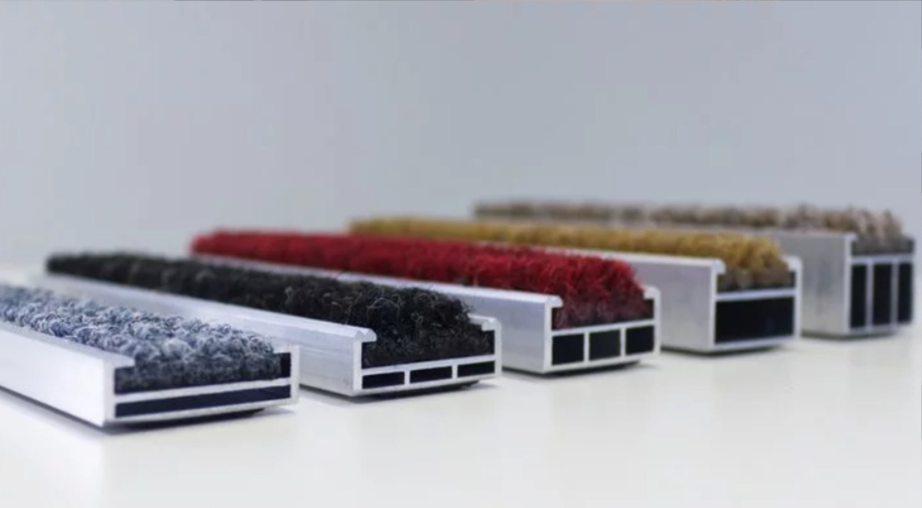 BIld mit Fußmatten in unterschiedlichen Höhen