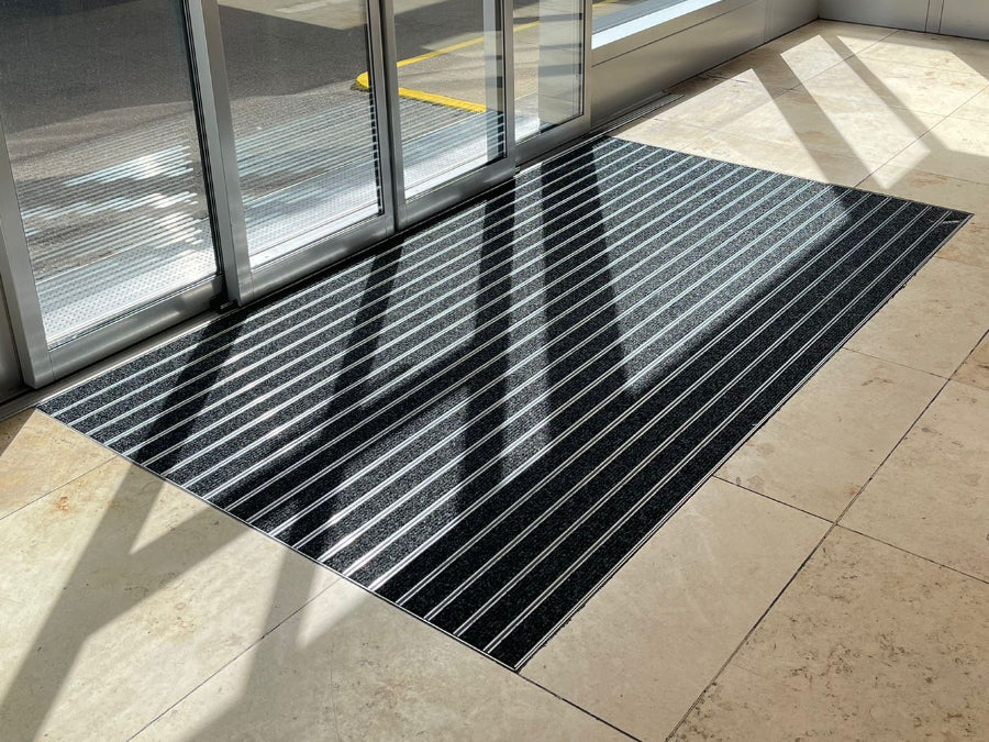 Eingelassene Eingangsmatte im Eingangsbereich eines Autohauses