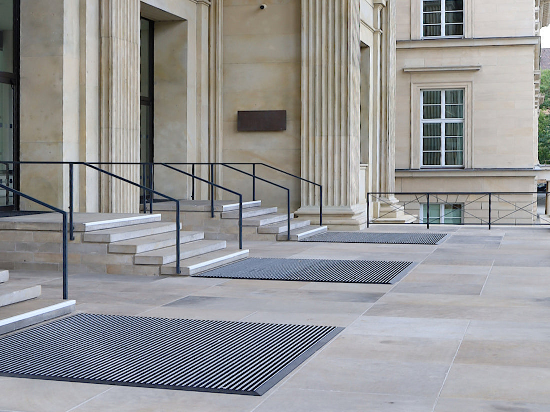 Eingangsattensysteme im Außenbereich des Hannoverschen Landtag