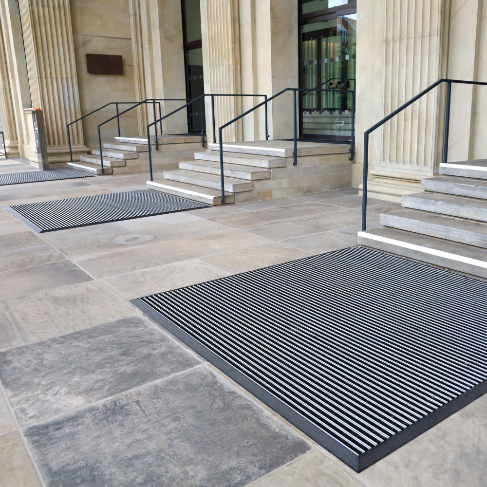 Eingangsmattensysteme mit ANlaufprofil im Außenbereich des hannoverschichen Landtag