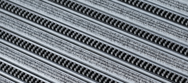 Detailaufnahmen eines Eingangsmattenprofils mit Rips und Casettenbürste