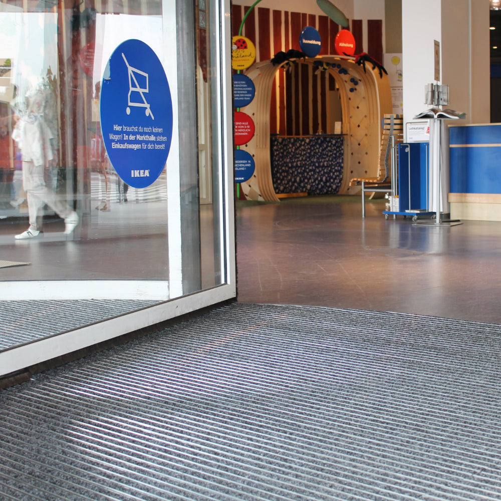 Eingelassene Eingangsmatte im Eingang eines Möbelfachgeschäfts