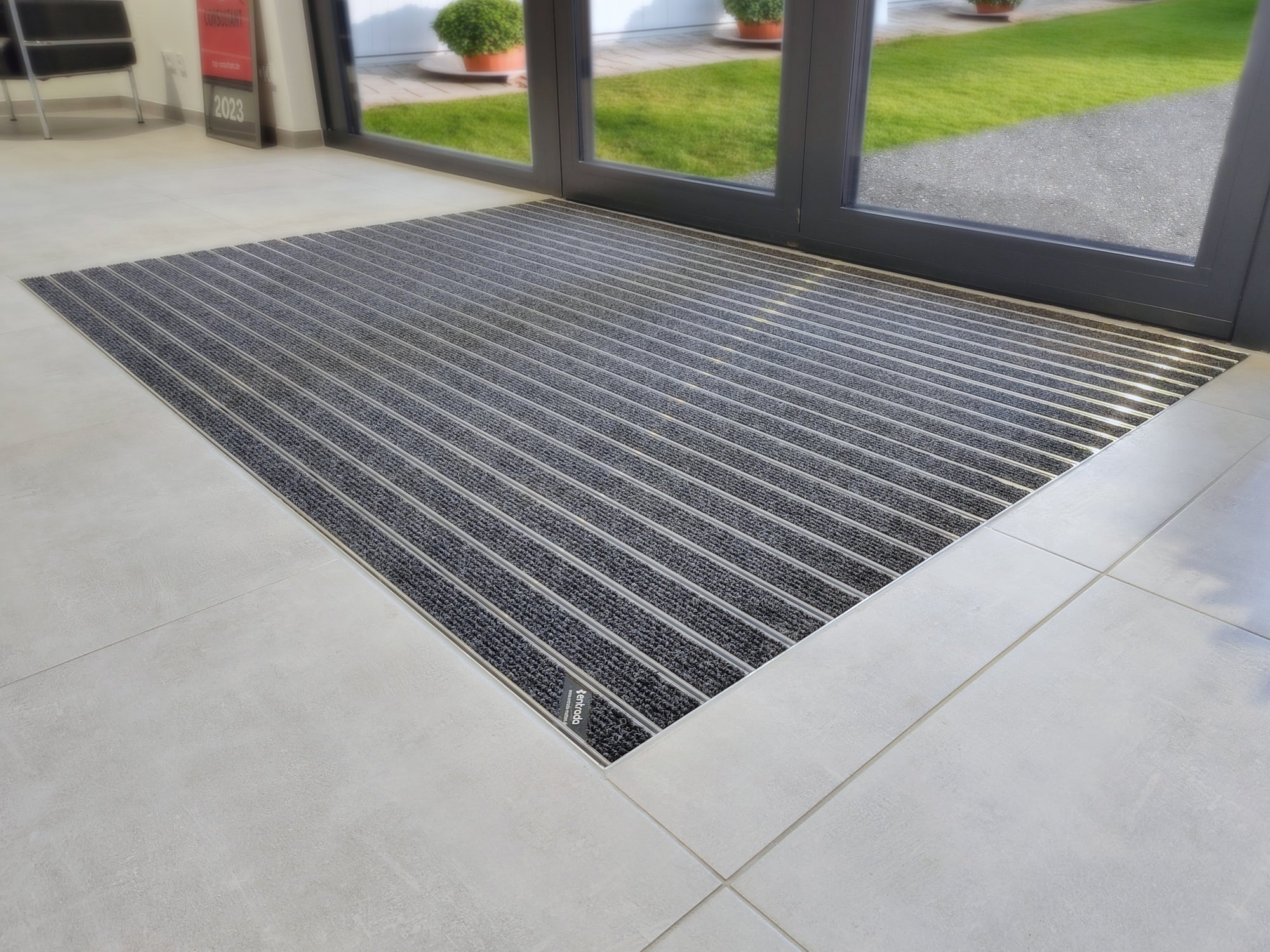 Eingangsmattensystem eingelassen in einem hellen Eingangsbereich