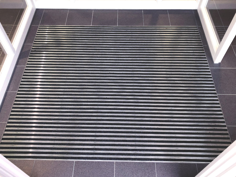 Eingelassene Eingansmatte mit fliesenstärke im Eingangsereich Teaser