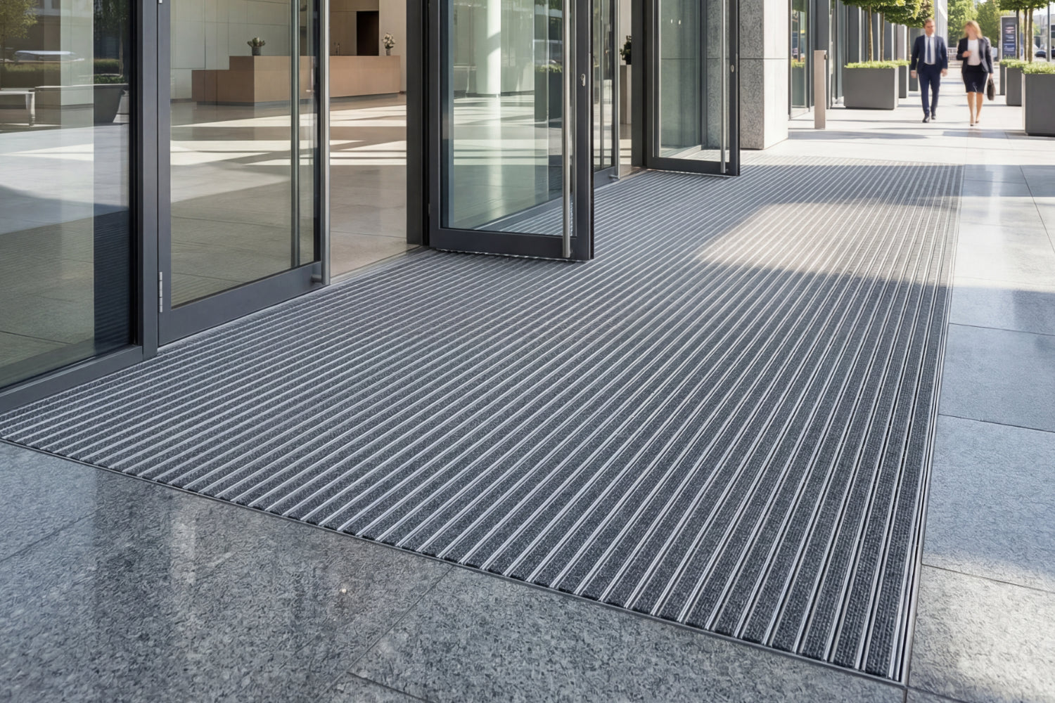 Eingelassene Eingangsmatte im Außenbereich eines Bürokomplex