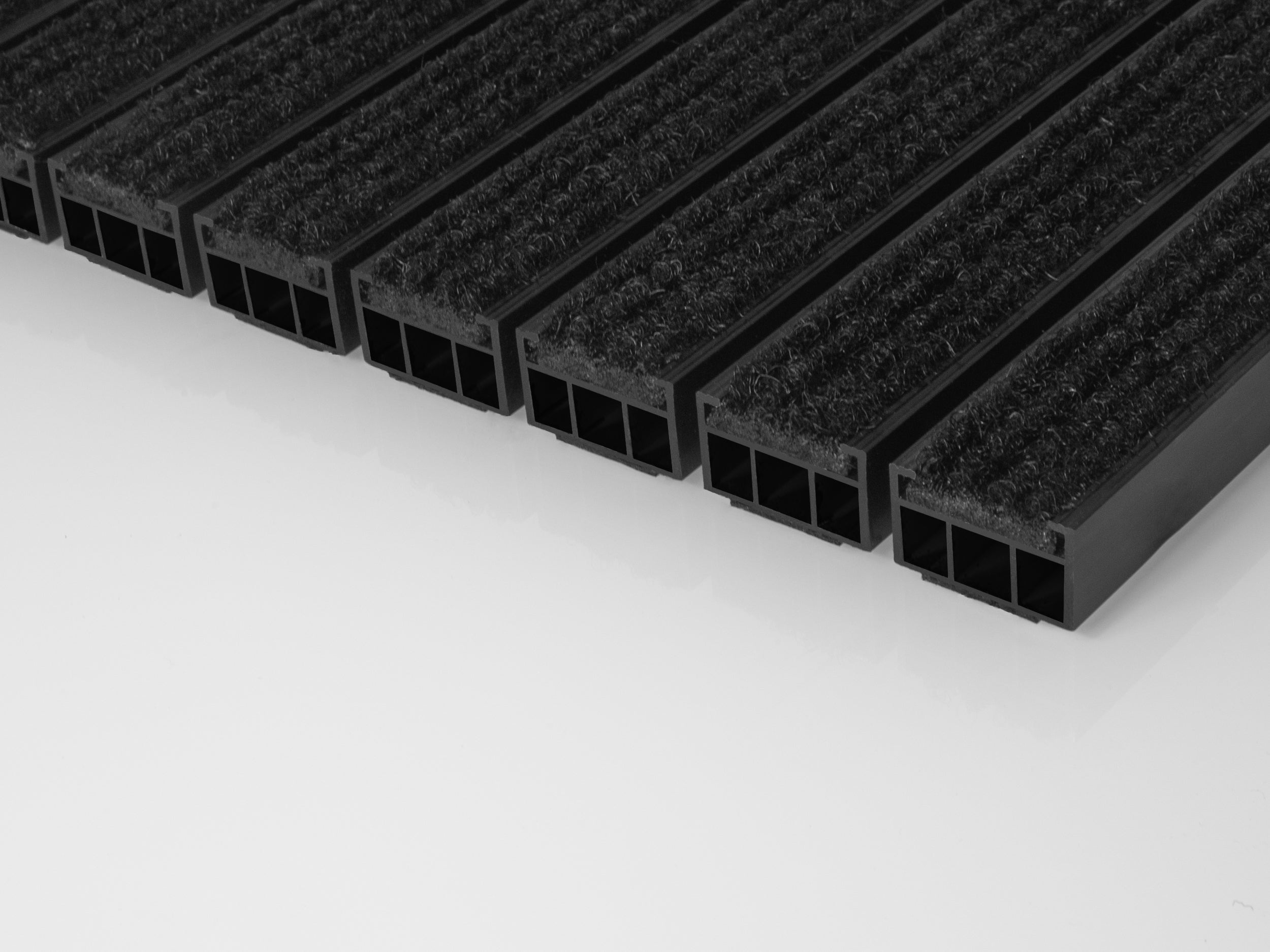 Schwarz eloxierte Aluprofilmatte im Anschnitt