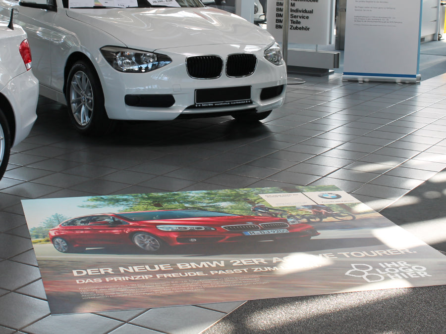 Fotorealistische Werbematte mit Automotiv und Logodruck im Autohaus