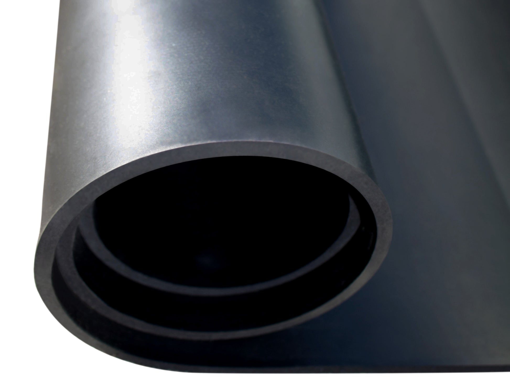 Schwarze Ausgleichsmatte aus Gummi ist aufgerollt