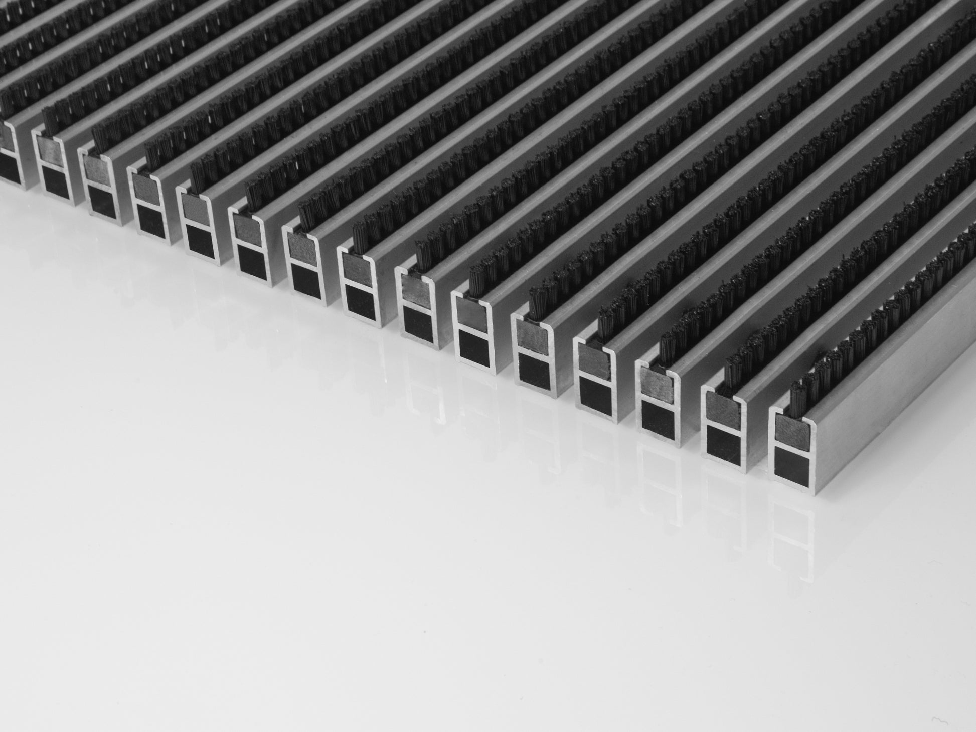 Aluprofilmatte mit schmalen Bürstenreihen