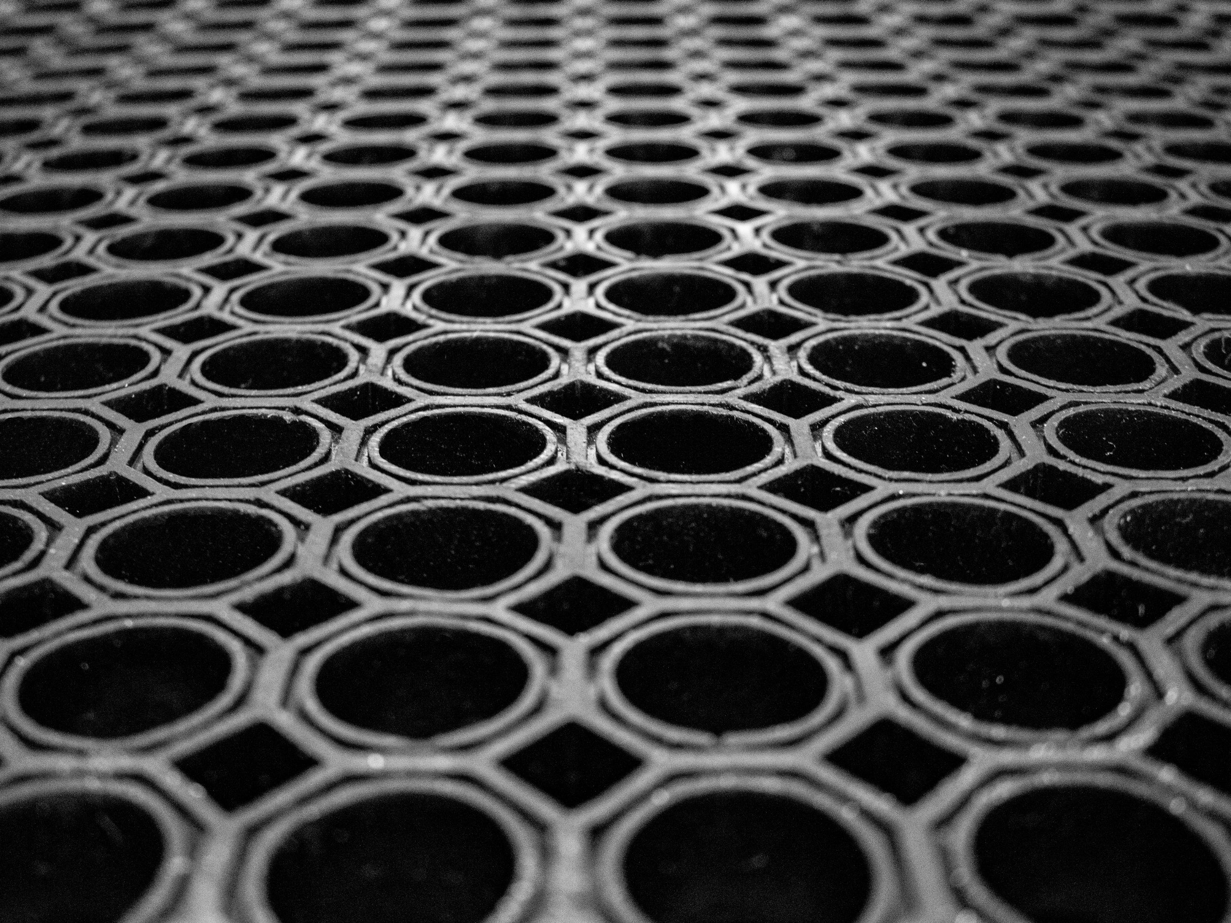 Nahaufnahme einer Fußmatte aus Gummi mit Drainagelöchern