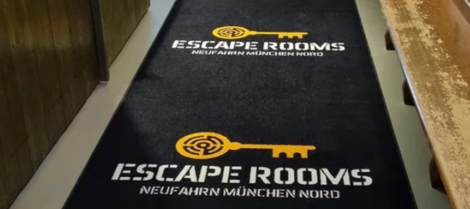 Detailaufnahme einer Fußmatte mit Lgo eines Escape Room Anbieter