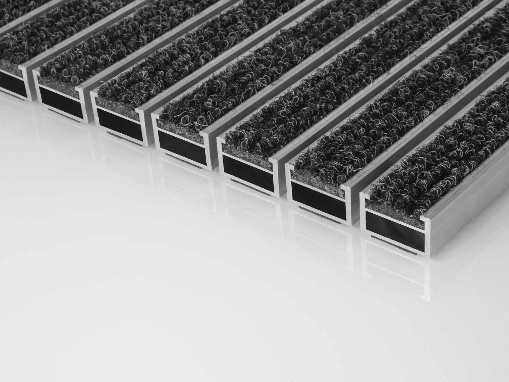 Fußmatte aus robusten Aluprofilen mit Ripseinlage in grau