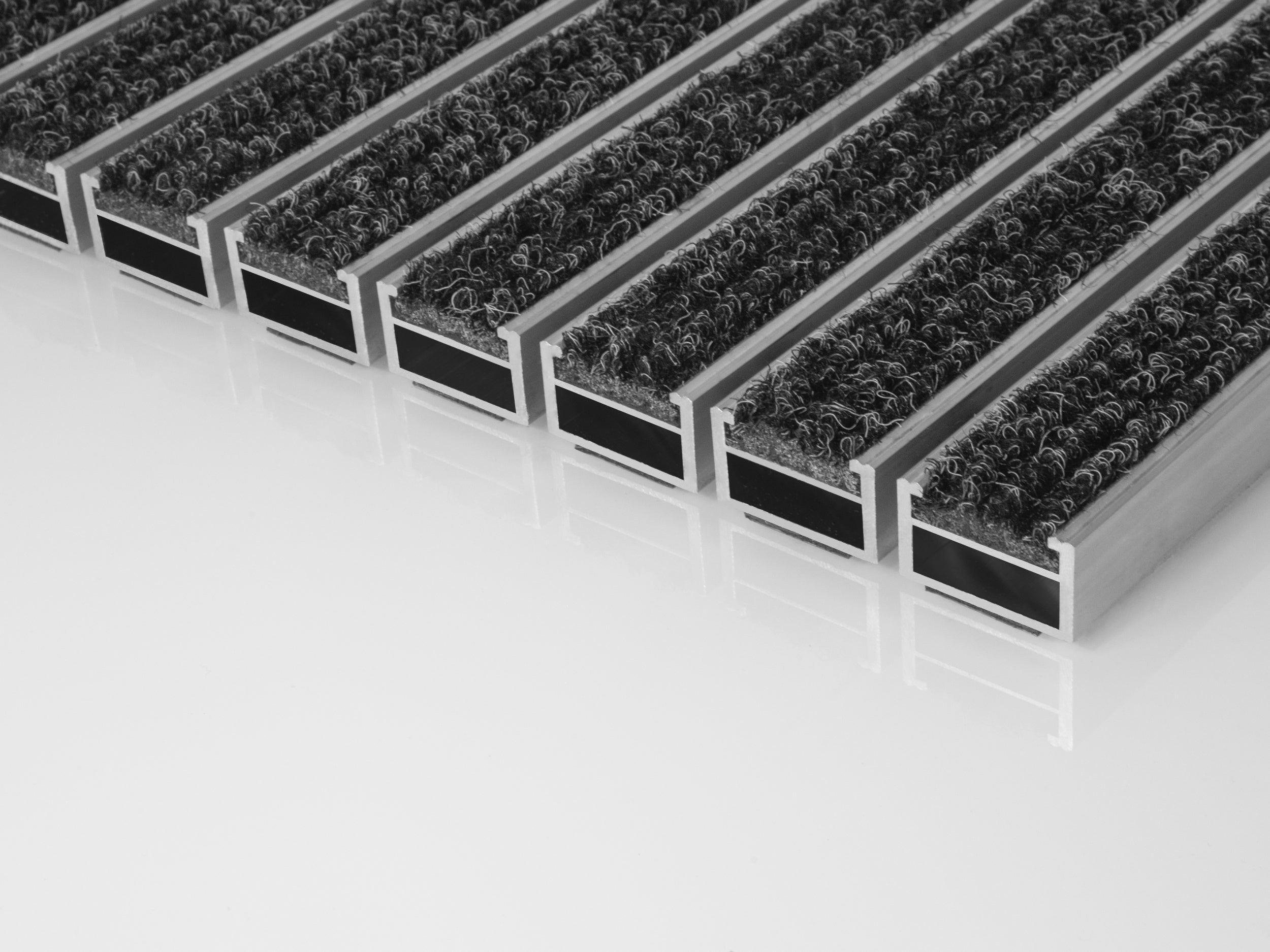 Fußmatte aus robusten Aluprofilen mit Ripseinlage in grau