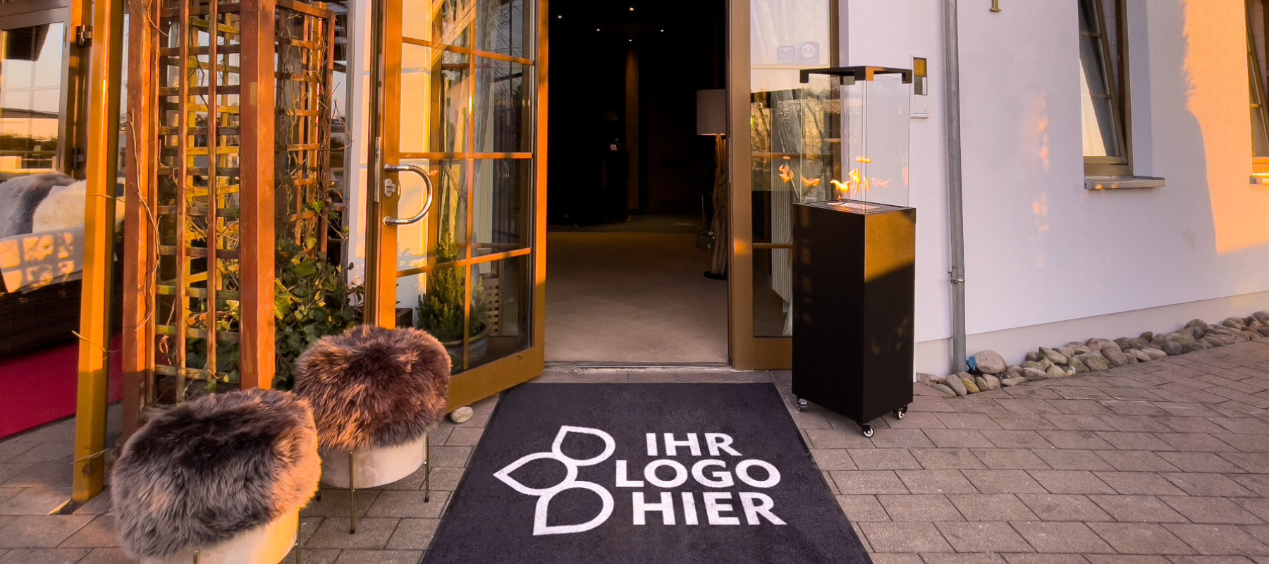 Fußmatte mit Logo Aufdruck im Außenbereich eines Hotels